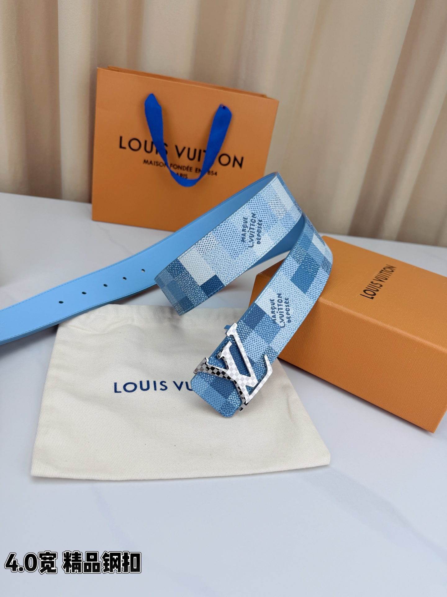 LV 4.0cm蓝白格纹宽版腰带，清新蓝白Damier格纹夏日感拉满，精品钢扣LV造型质感高级，宽版设计