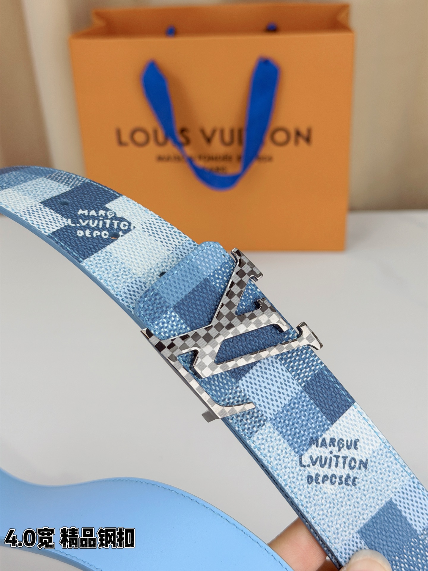 LV 4.0cm蓝白格纹宽版腰带，清新蓝白Damier格纹夏日感拉满，精品钢扣LV造型质感高级，宽版设计