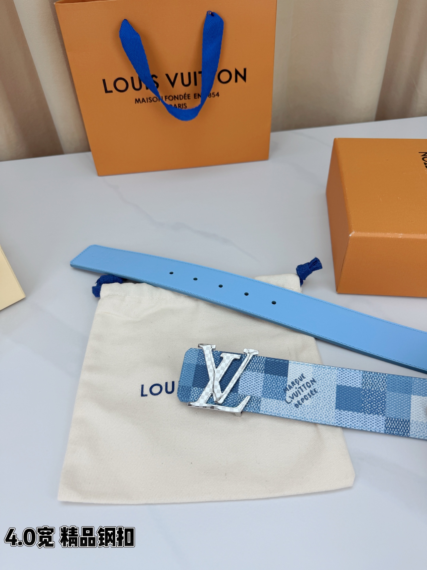LV 4.0cm蓝白格纹宽版腰带，清新蓝白Damier格纹夏日感拉满，精品钢扣LV造型质感高级，宽版设计
