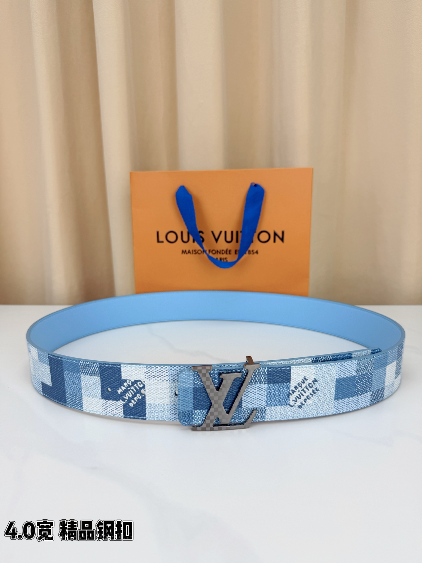 LV 4.0cm蓝白格纹宽版腰带，清新蓝白Damier格纹夏日感拉满，精品钢扣LV造型质感高级，宽版设计