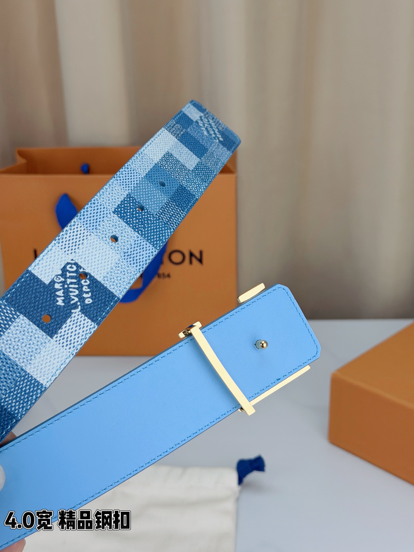 LV 4.0cm蓝白格纹宽版腰带，清新蓝白Damier格纹夏日感拉满，精品钢扣LV造型质感高级，宽版设计