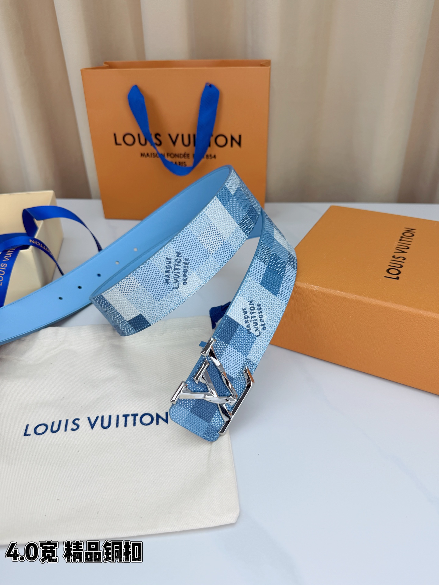 LV 4.0cm蓝白格纹宽版腰带，清新蓝白Damier格纹夏日氛围感拉满，亮金铜扣LV造型奢华亮眼，宽版