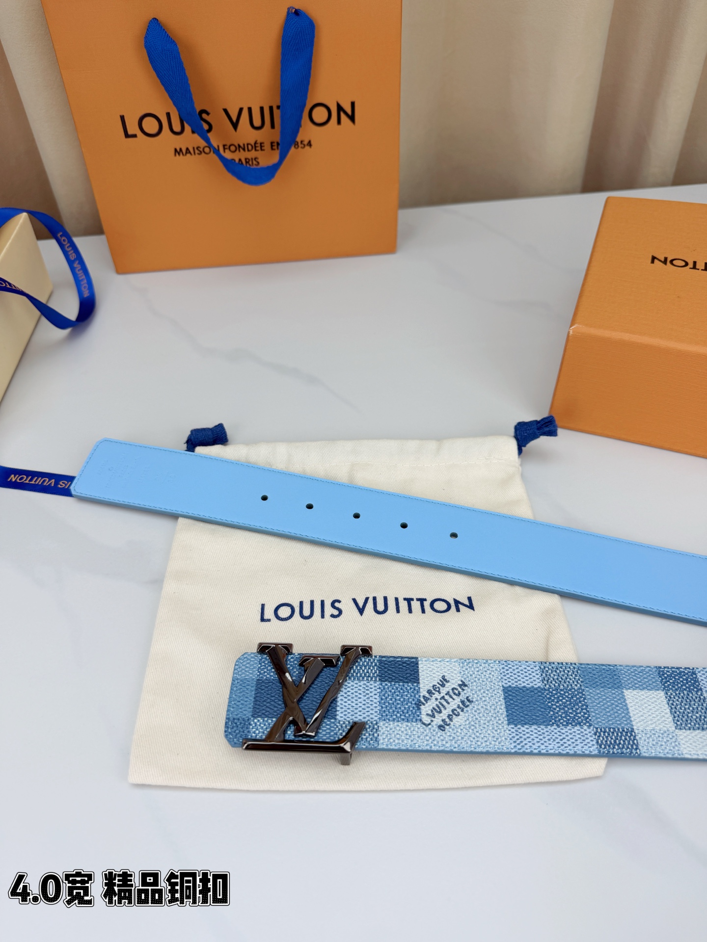 LV 4.0cm蓝白格纹宽版腰带，清新蓝白Damier格纹夏日氛围感拉满，亮金铜扣LV造型奢华亮眼，宽版