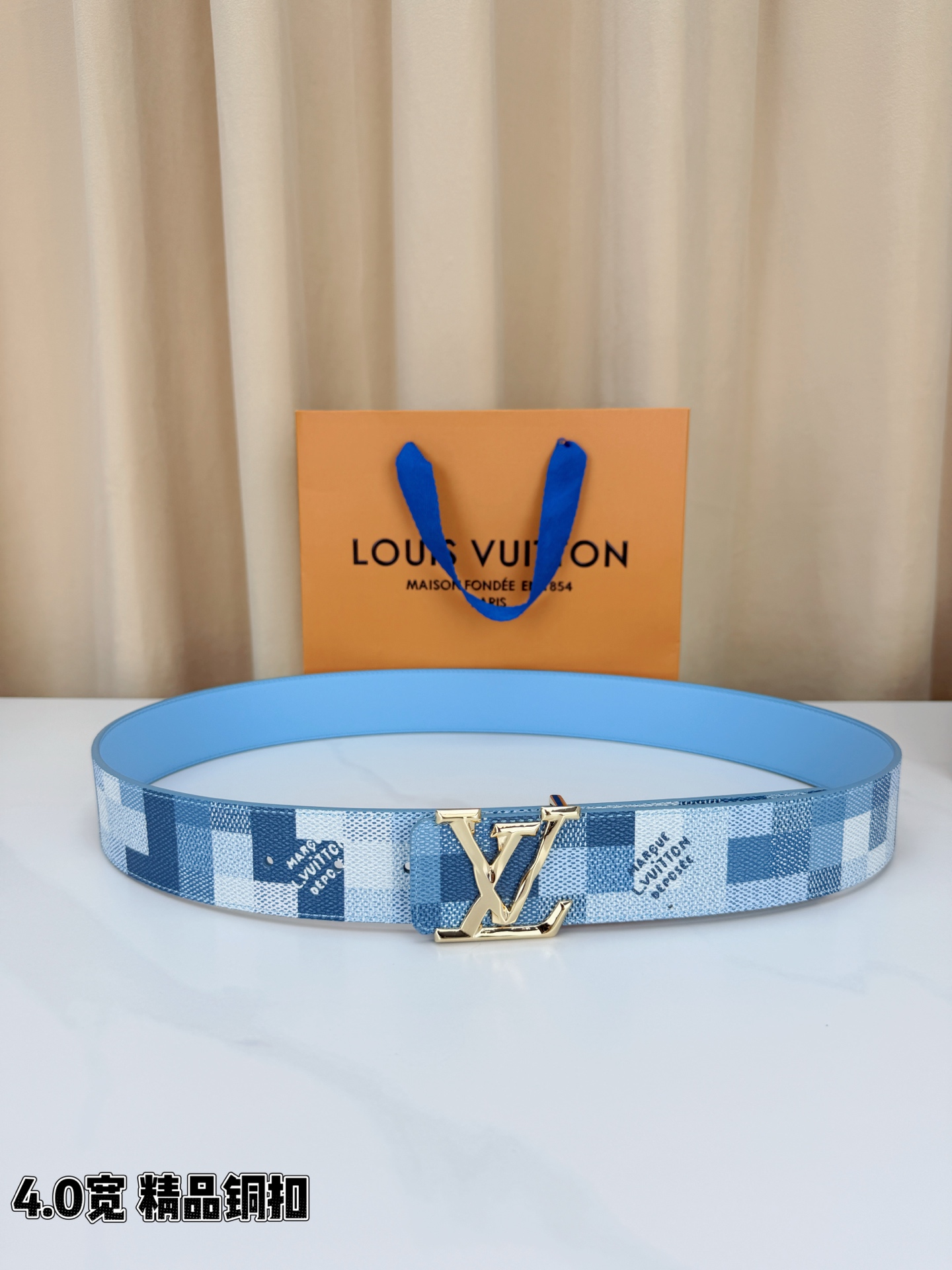 LV 4.0cm蓝白格纹宽版腰带，清新蓝白Damier格纹夏日氛围感拉满，亮金铜扣LV造型奢华亮眼，宽版