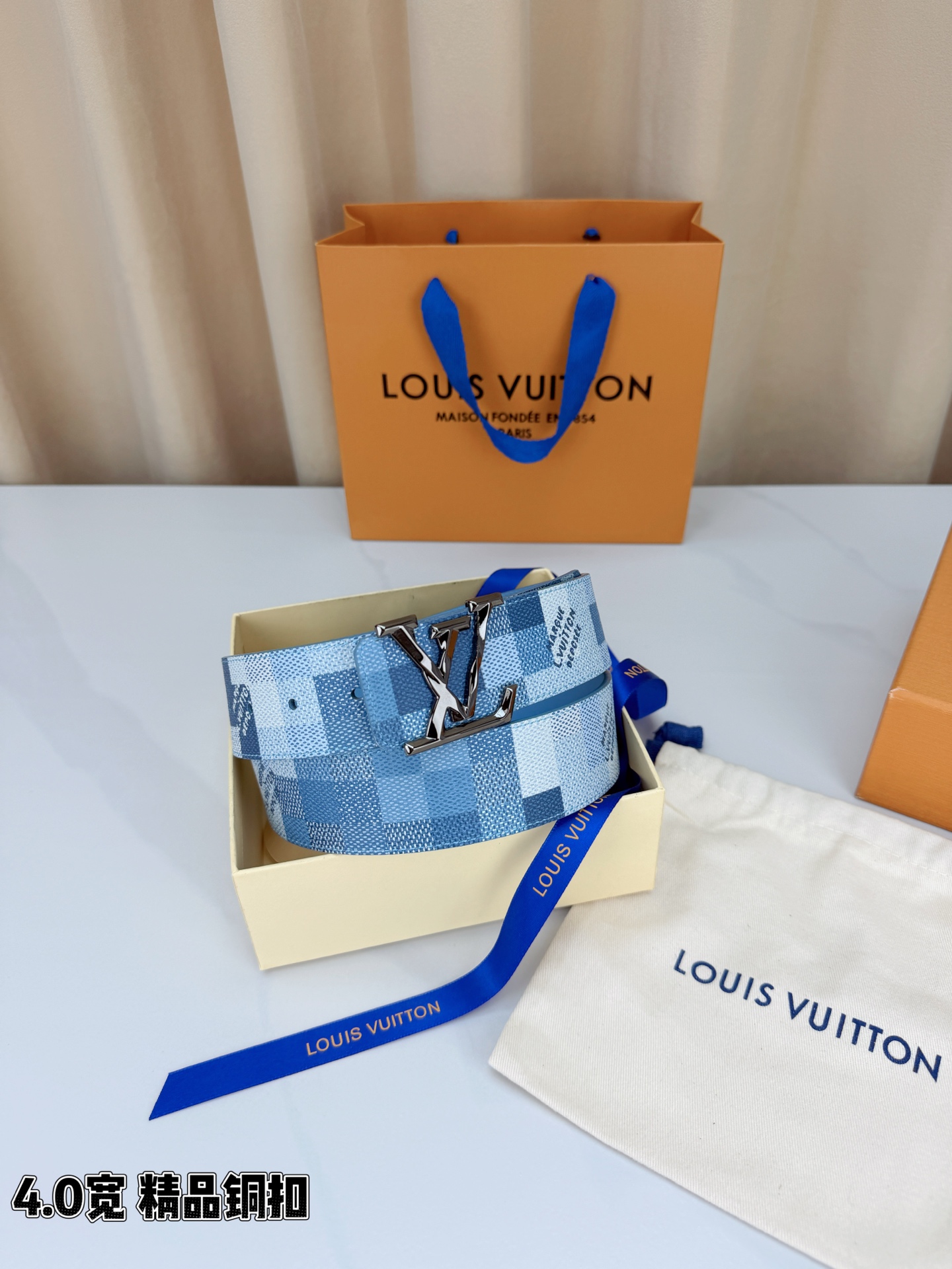LV 4.0cm蓝白格纹宽版腰带，清新蓝白Damier格纹夏日氛围感拉满，亮金铜扣LV造型奢华亮眼，宽版