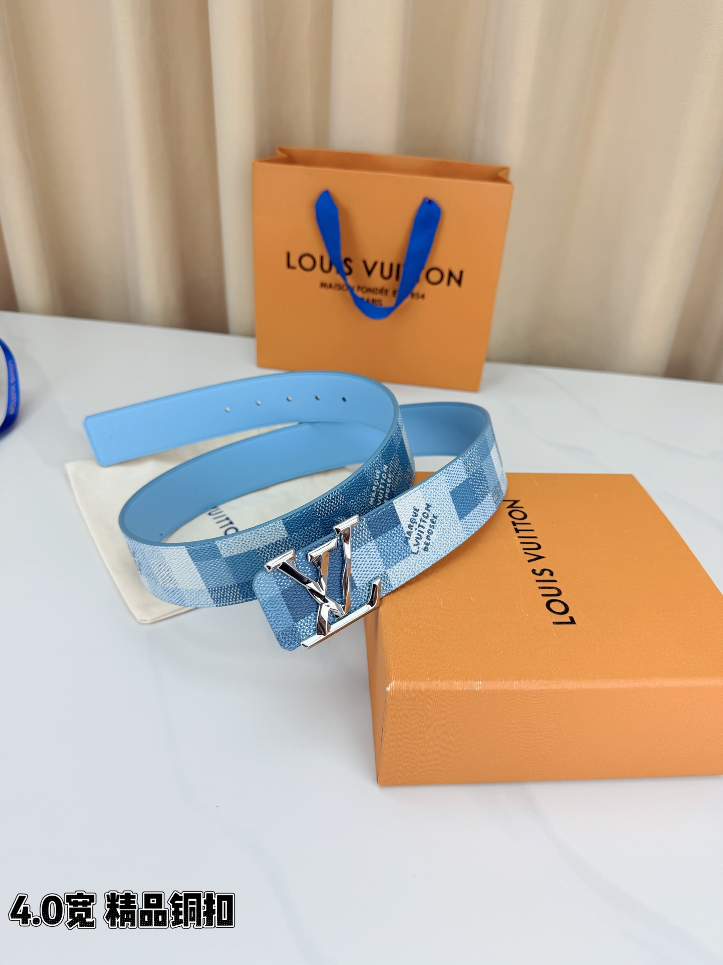 LV 4.0cm蓝白格纹宽版腰带，清新蓝白Damier格纹夏日氛围感拉满，亮金铜扣LV造型奢华亮眼，宽版