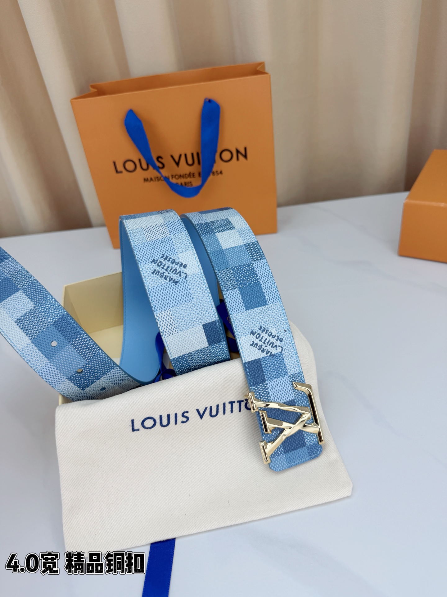 LV 4.0cm蓝白格纹宽版腰带，清新蓝白Damier格纹夏日氛围感拉满，亮金铜扣LV造型奢华亮眼，宽版