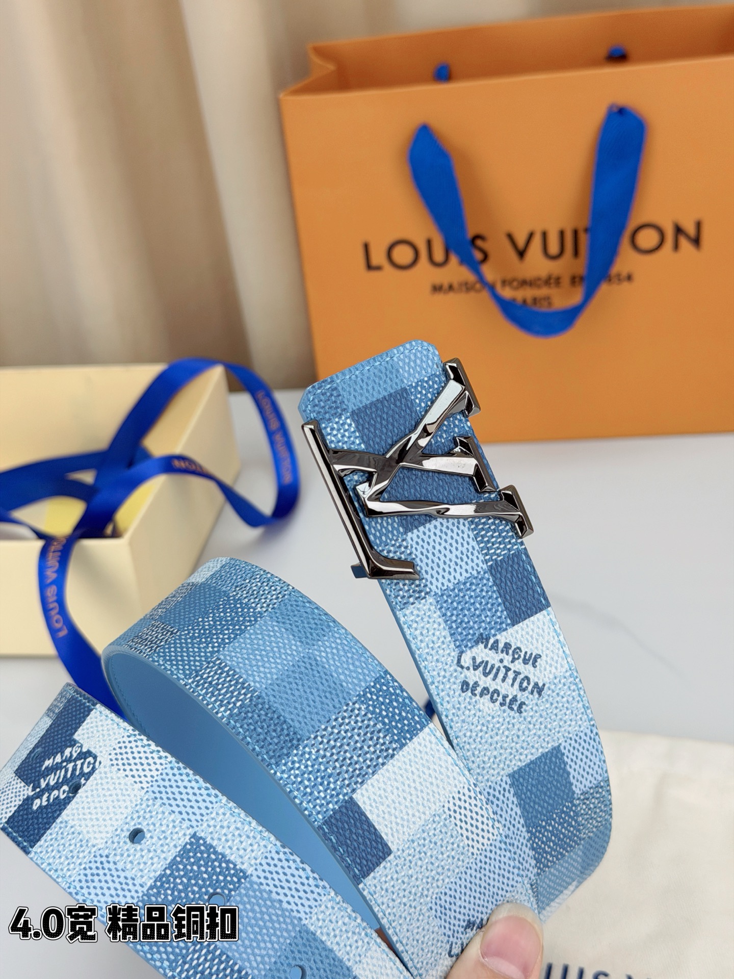 LV 4.0cm蓝白格纹宽版腰带，清新蓝白Damier格纹夏日氛围感拉满，亮金铜扣LV造型奢华亮眼，宽版