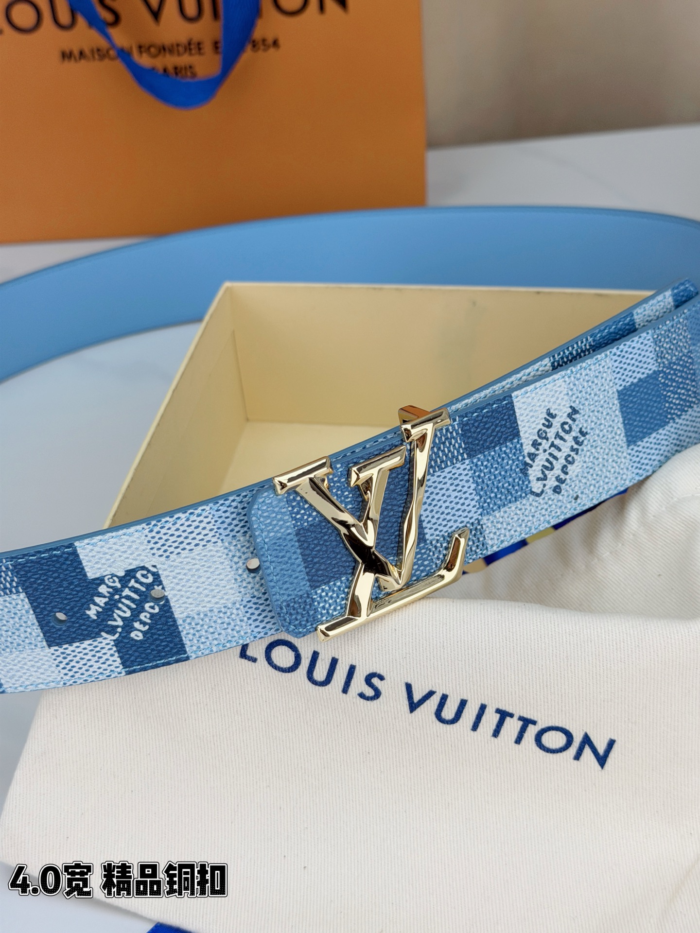 LV 4.0cm蓝白格纹宽版腰带，清新蓝白Damier格纹夏日氛围感拉满，亮金铜扣LV造型奢华亮眼，宽版