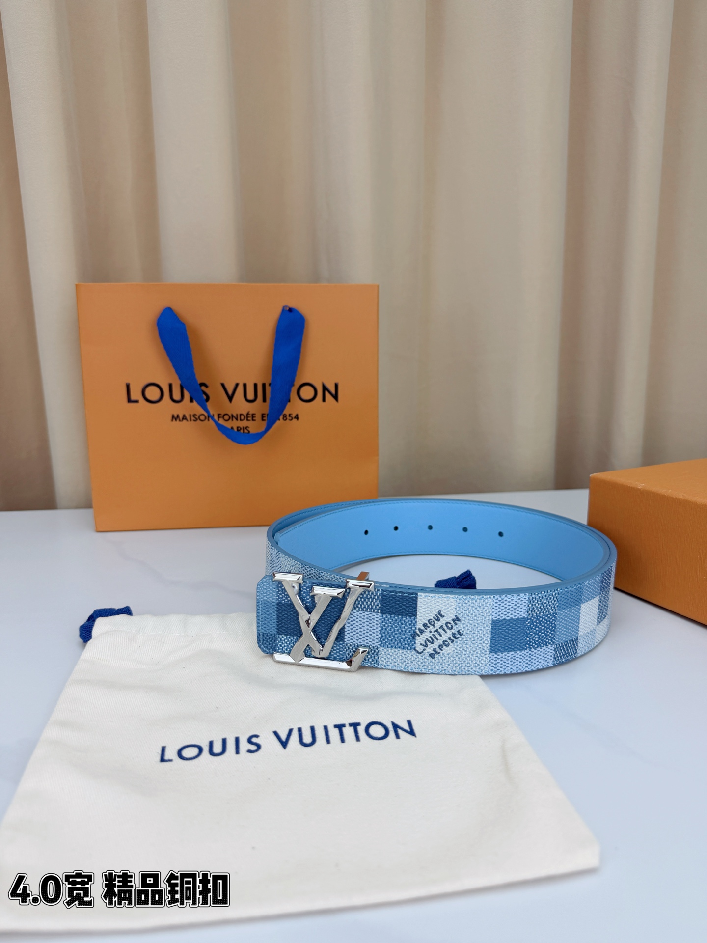 LV 4.0cm蓝白格纹宽版腰带，清新蓝白Damier格纹夏日氛围感拉满，亮金铜扣LV造型奢华亮眼，宽版
