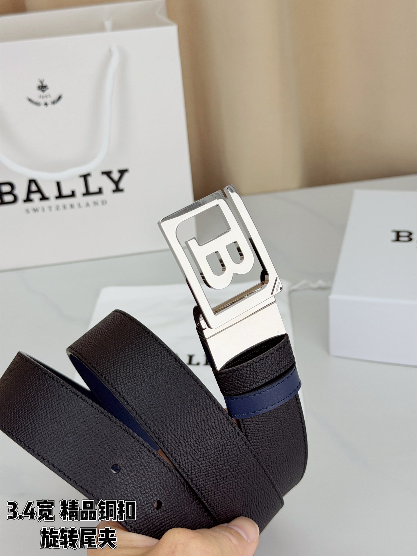 BALLY巴利 3.4cm蓝色平纹底皮 面手掌纹牛皮低调有格调，经典B字铜扣精致耐看，旋转尾夹贴心实用，