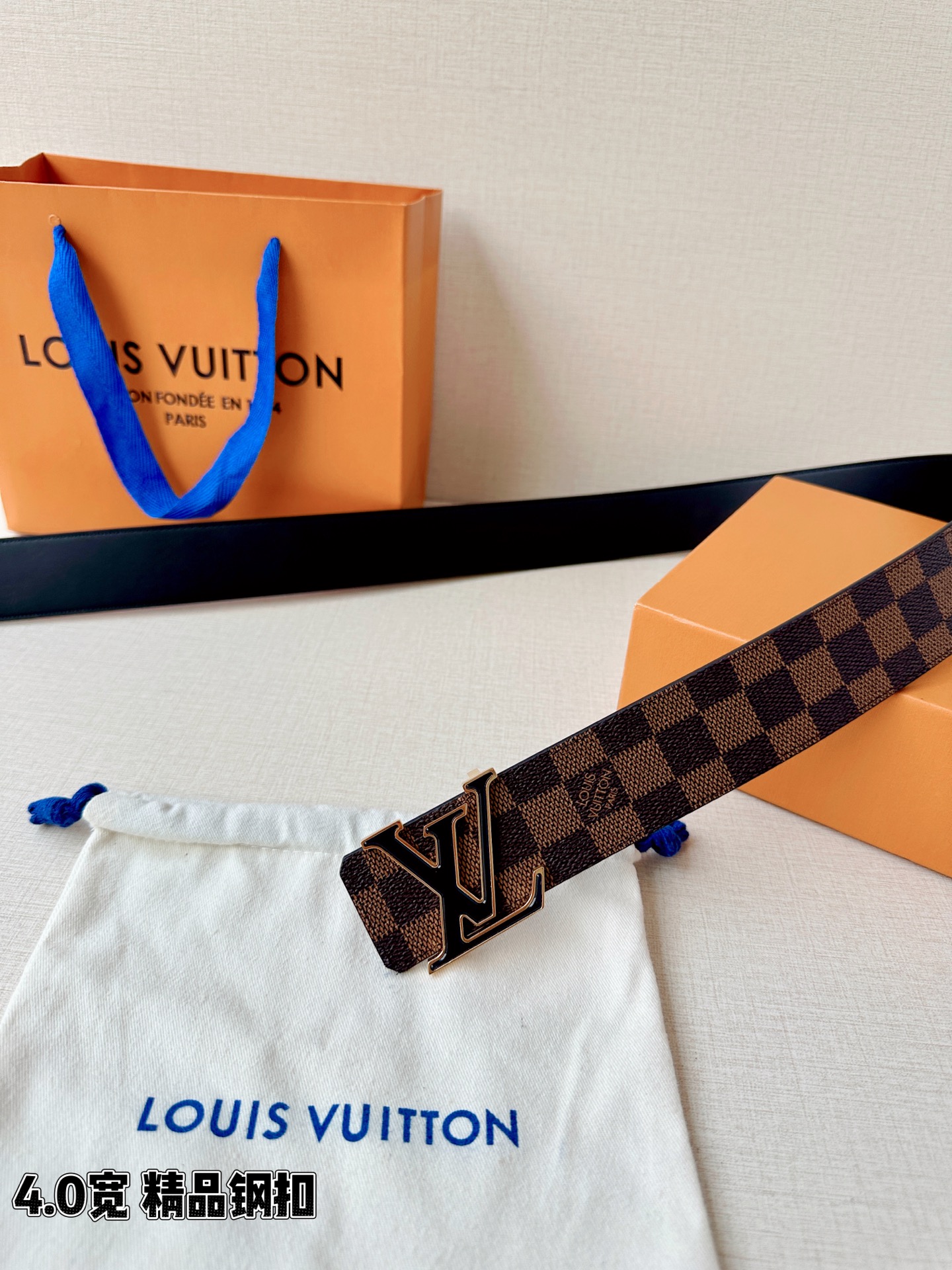 LV 4.0cm经典棕格腰带，Damier棋盘格涂层帆布复古耐看，精品钢扣精致有质感，4.0cm宽版气场