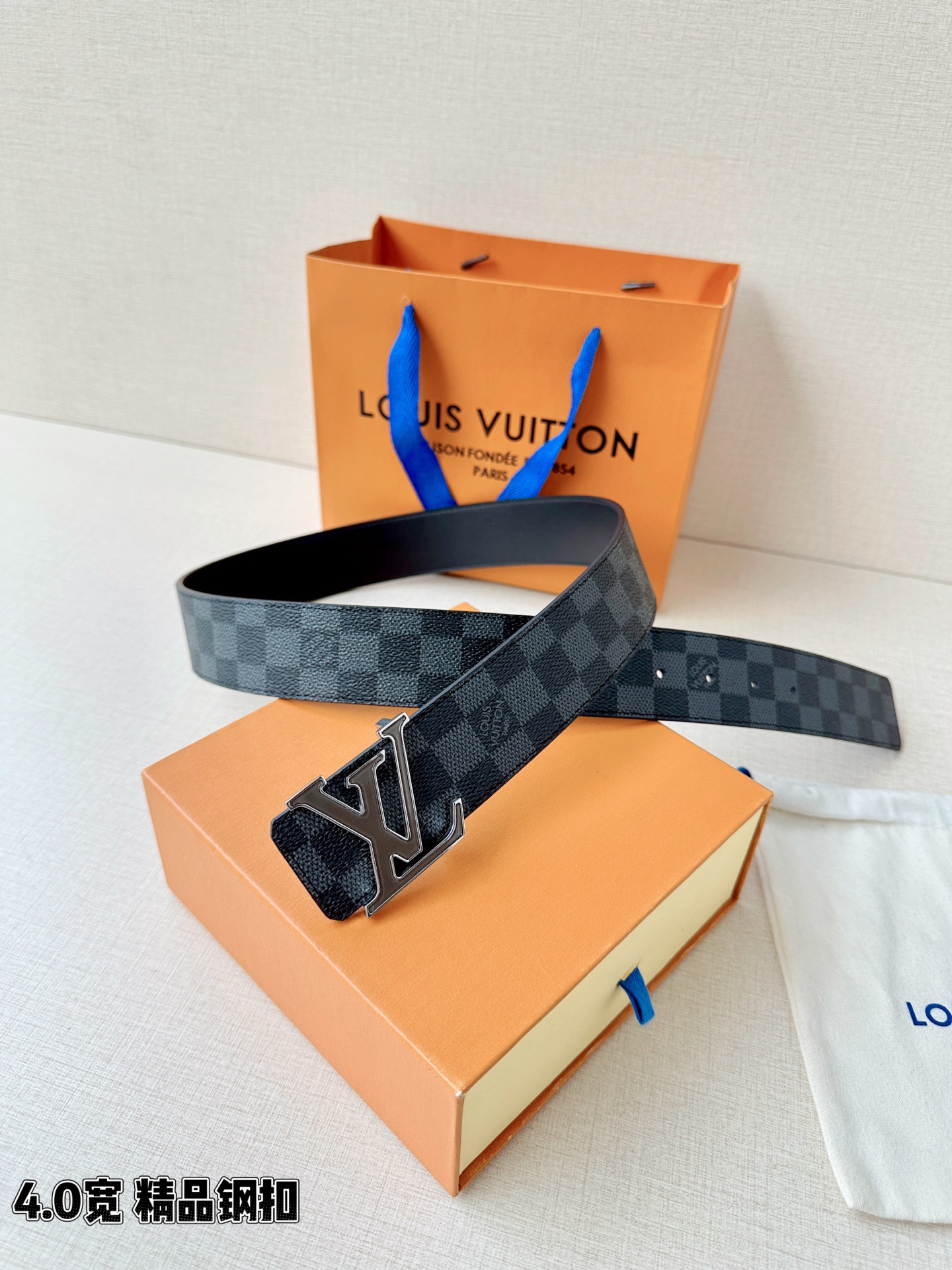 LV 4.0cm黑灰棋盘格腰带，Damier石墨灰格纹低调沉稳有质感，精品钢扣精致高级，4.0cm宽版气