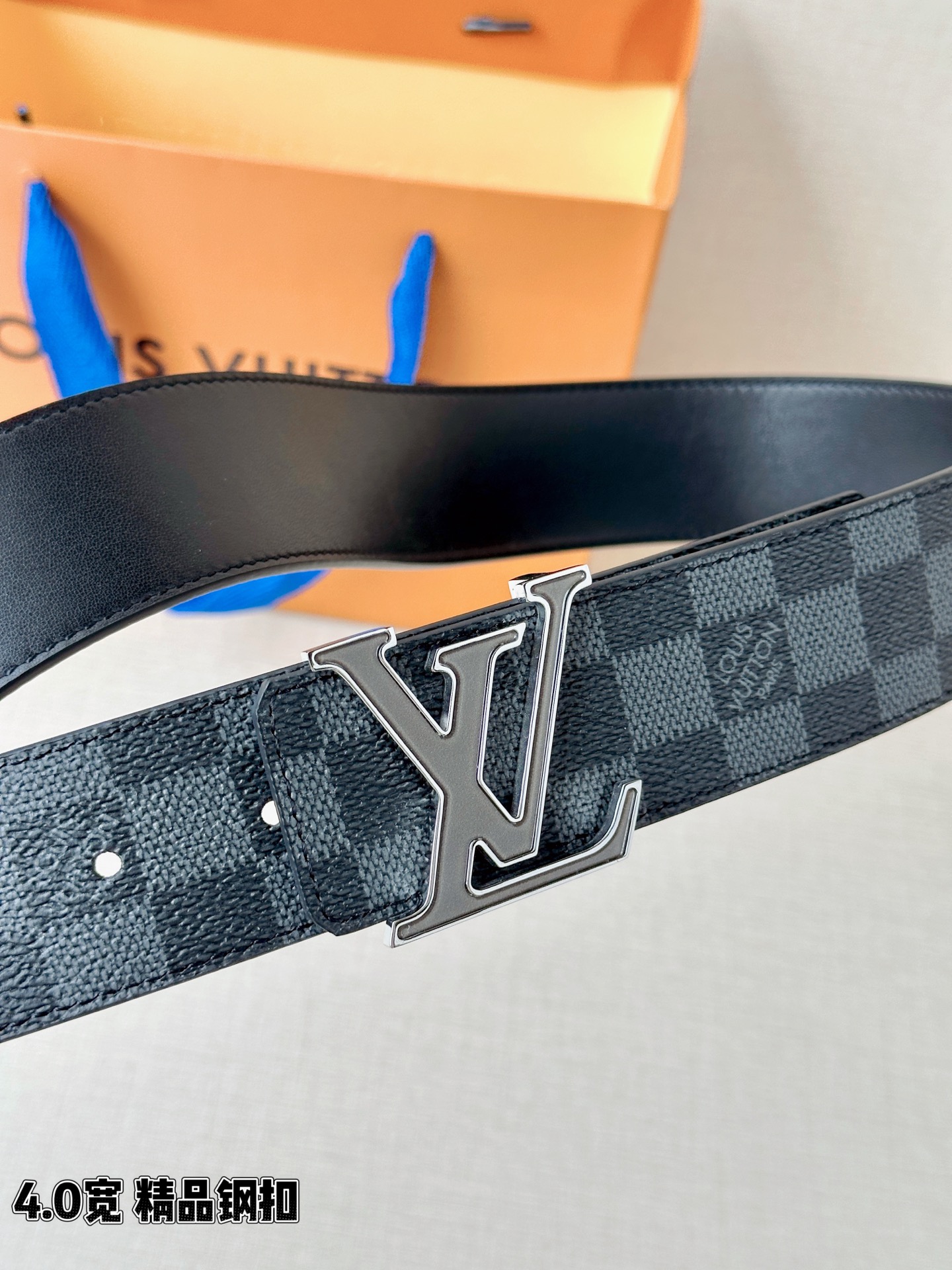 LV 4.0cm黑灰棋盘格腰带，Damier石墨灰格纹低调沉稳有质感，精品钢扣精致高级，4.0cm宽版气