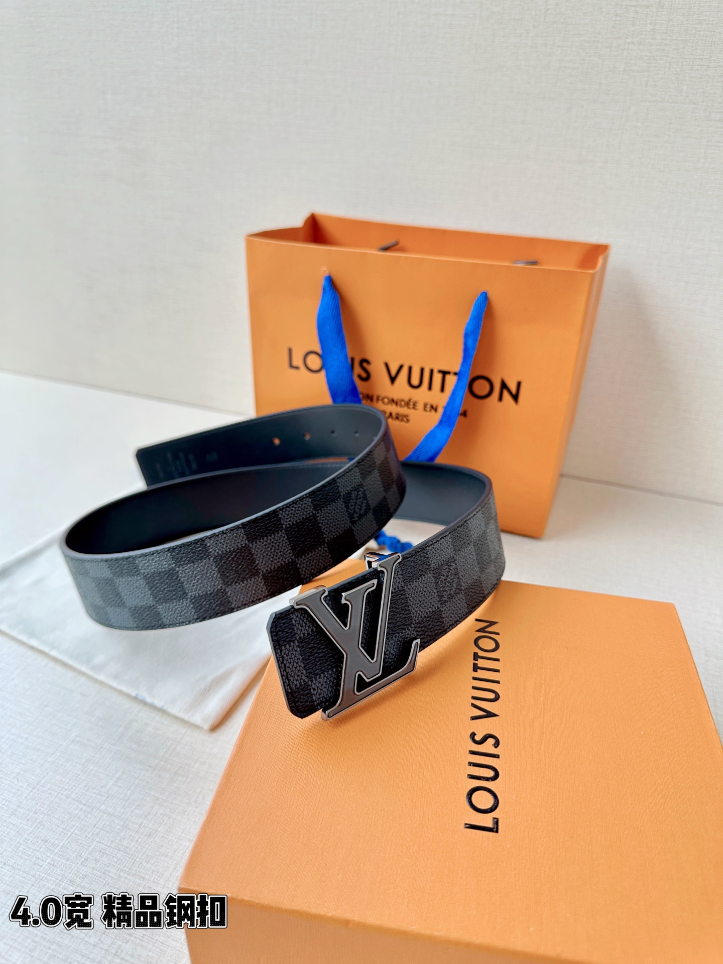 LV 4.0cm黑灰棋盘格腰带，Damier石墨灰格纹低调沉稳有质感，精品钢扣精致高级，4.0cm宽版气