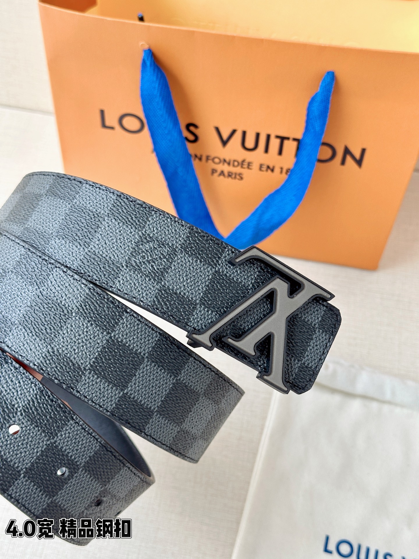 LV 4.0cm黑灰棋盘格腰带，Damier石墨灰格纹低调沉稳有质感，精品钢扣精致高级，4.0cm宽版气