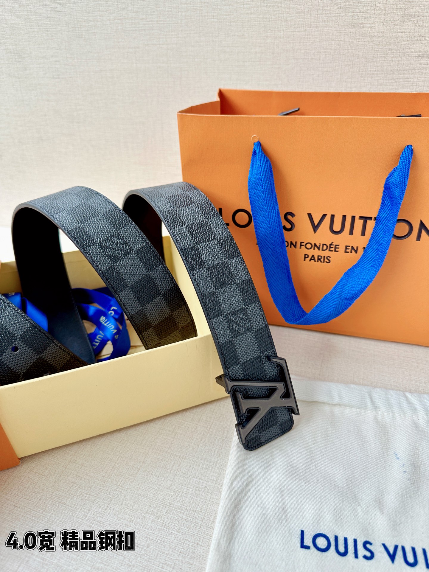 LV 4.0cm黑灰棋盘格腰带，Damier石墨灰格纹低调沉稳有质感，精品钢扣精致高级，4.0cm宽版气