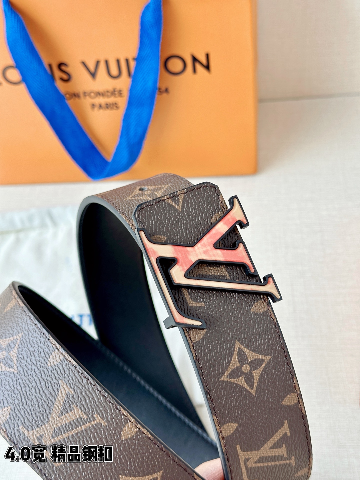 LV 4.0cm经典老花腰带，Monogram老花涂层帆布复古耐看，渐变珐琅LV钢扣精致吸睛，4.0cm