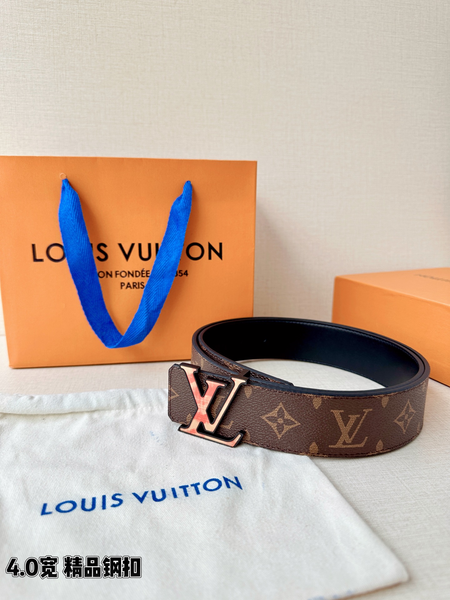 LV 4.0cm经典老花腰带，Monogram老花涂层帆布复古耐看，渐变珐琅LV钢扣精致吸睛，4.0cm
