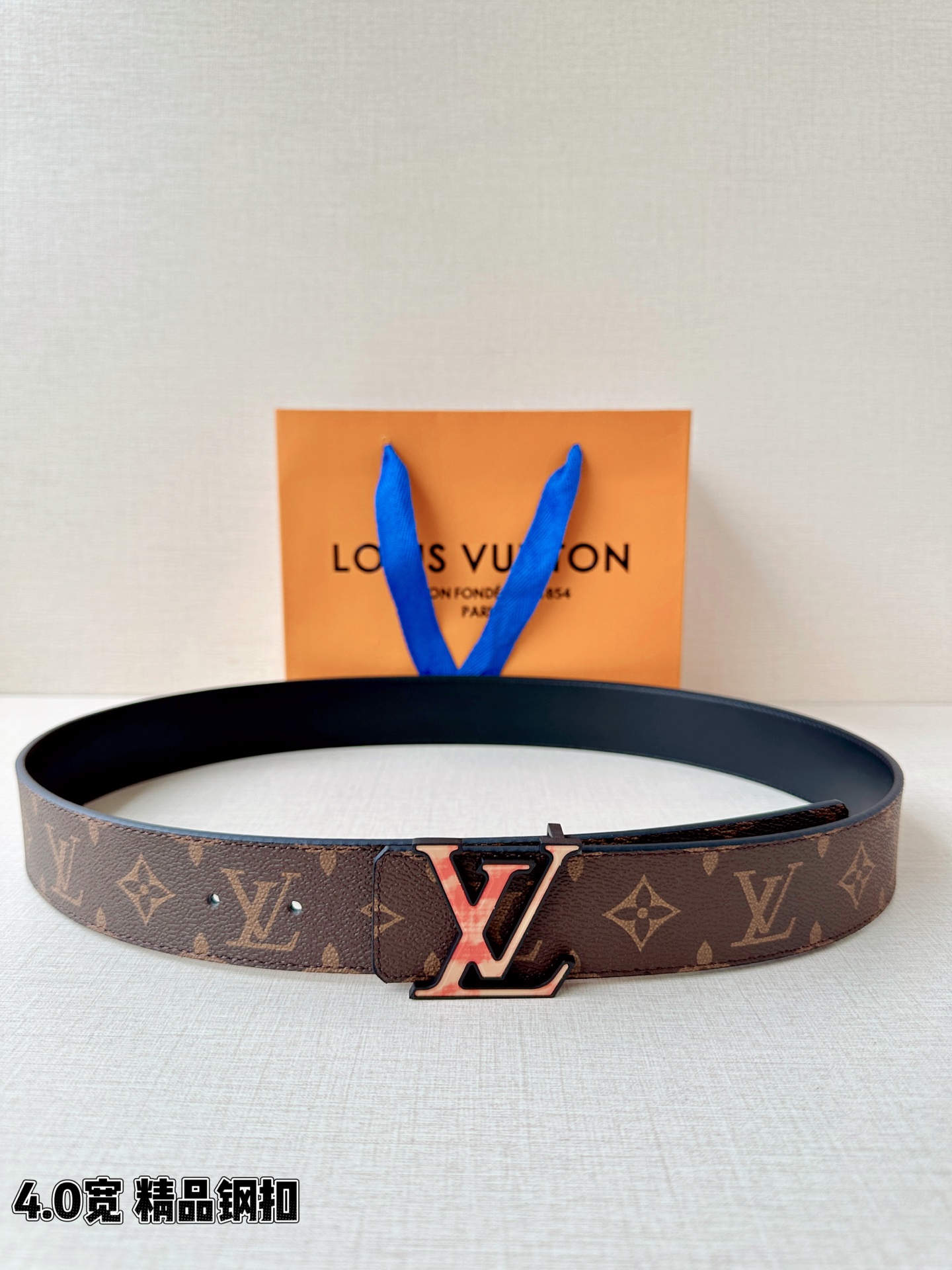 LV 4.0cm经典老花腰带，Monogram老花涂层帆布复古耐看，渐变珐琅LV钢扣精致吸睛，4.0cm