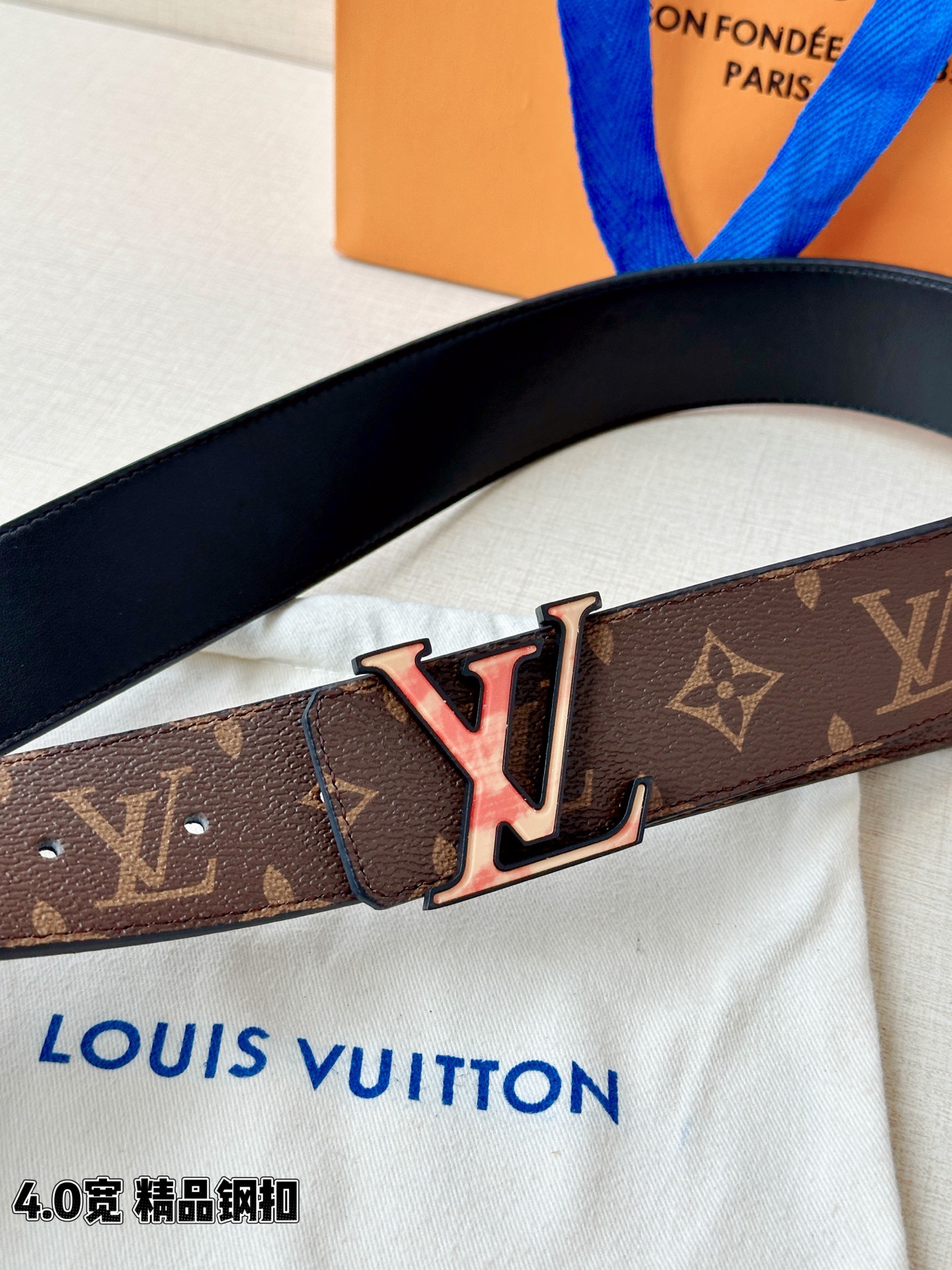 LV 4.0cm经典老花腰带，Monogram老花涂层帆布复古耐看，渐变珐琅LV钢扣精致吸睛，4.0cm