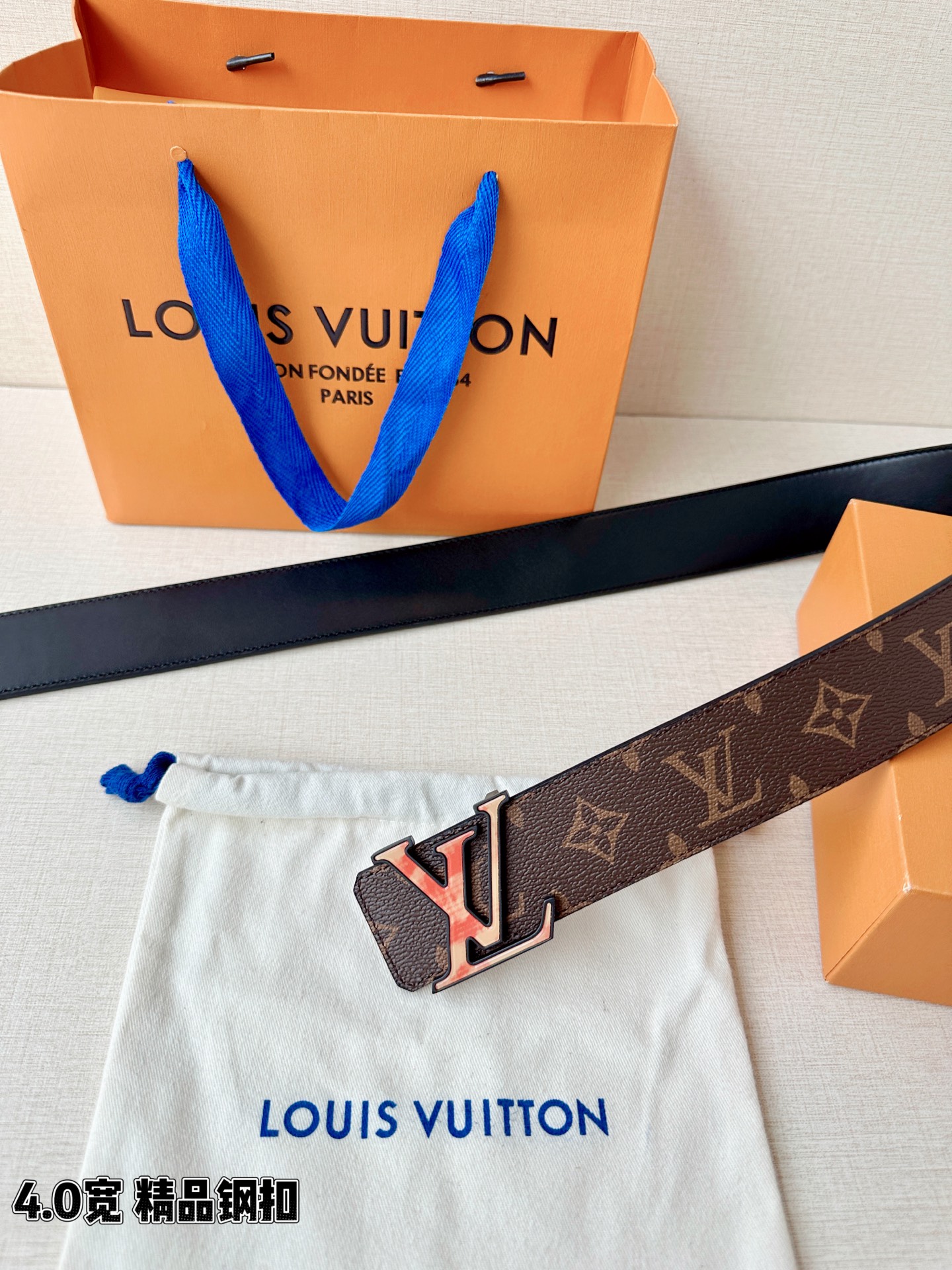 LV 4.0cm经典老花腰带，Monogram老花涂层帆布复古耐看，渐变珐琅LV钢扣精致吸睛，4.0cm