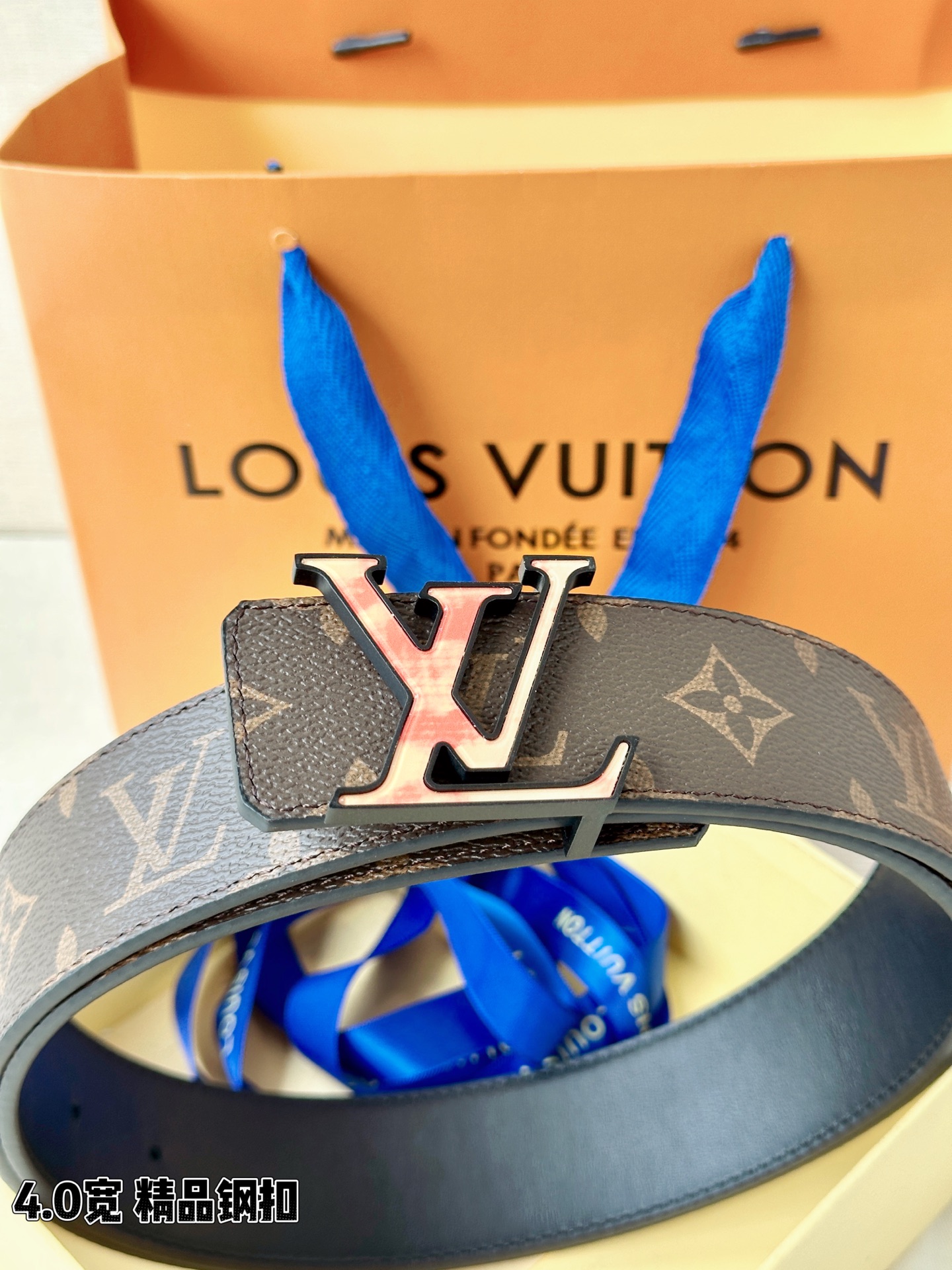 LV 4.0cm经典老花腰带，Monogram老花涂层帆布复古耐看，渐变珐琅LV钢扣精致吸睛，4.0cm