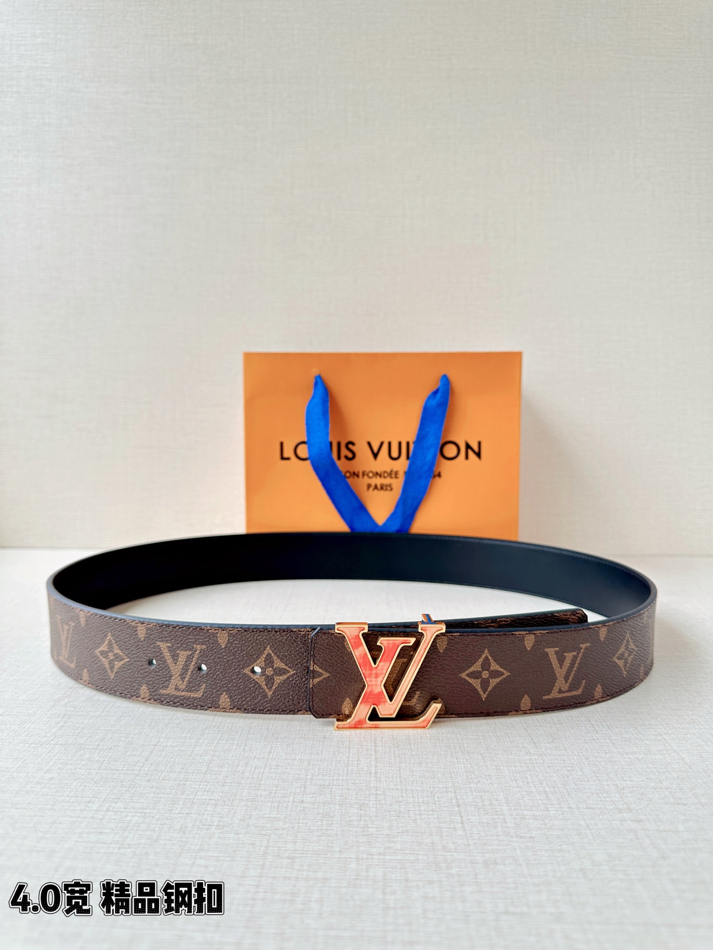LV 4.0cm经典老花腰带，Monogram老花涂层帆布复古耐看，渐变珐琅LV钢扣精致吸睛，4.0cm