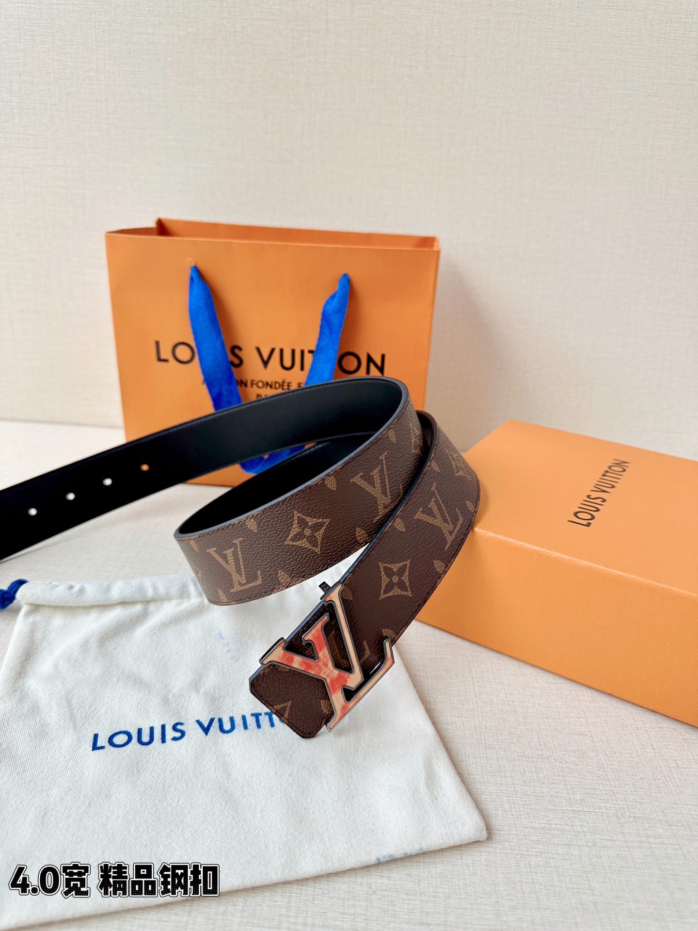 LV 4.0cm经典老花腰带，Monogram老花涂层帆布复古耐看，渐变珐琅LV钢扣精致吸睛，4.0cm