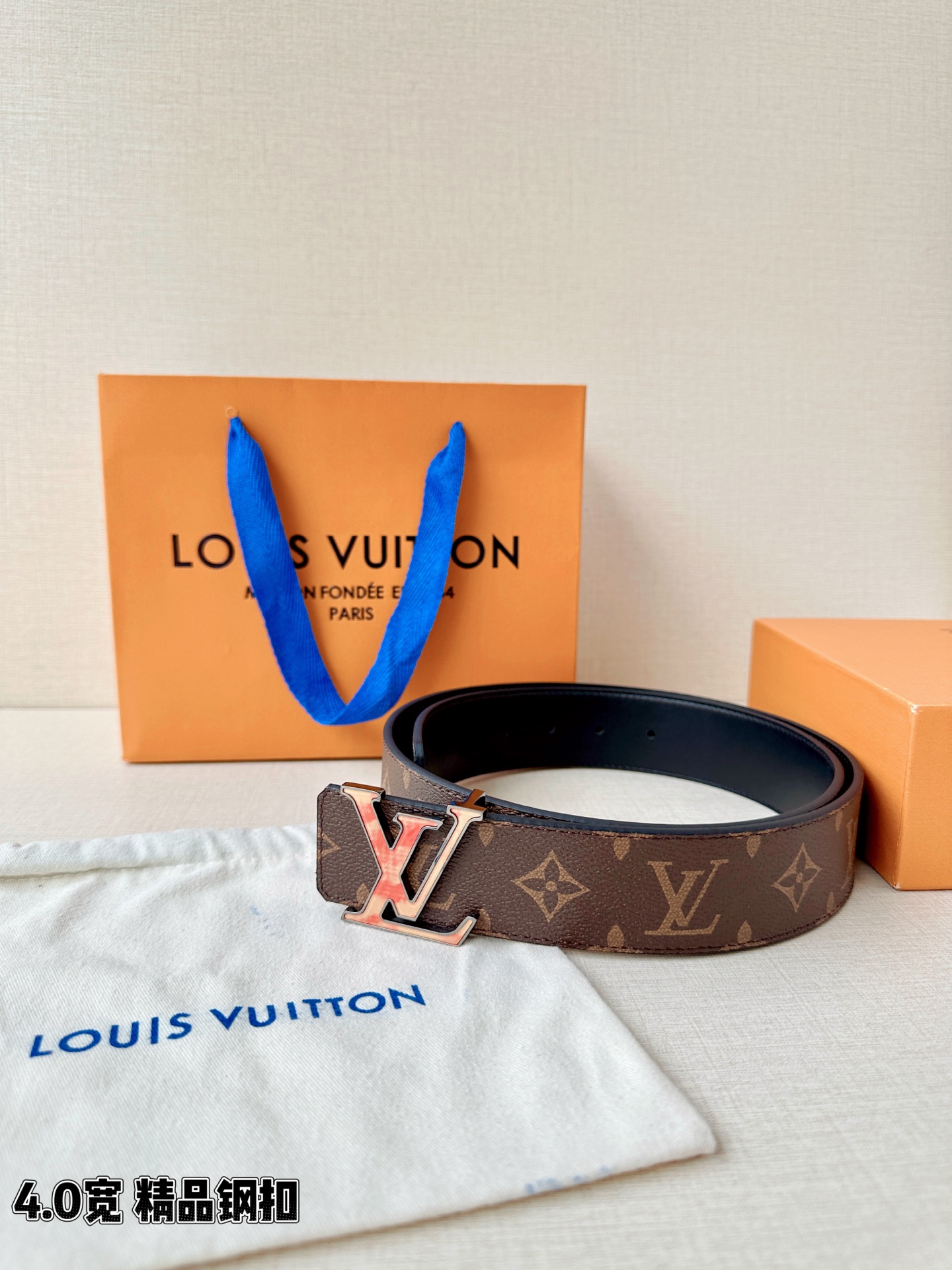 LV 4.0cm经典老花腰带，Monogram老花涂层帆布复古耐看，渐变珐琅LV钢扣精致吸睛，4.0cm