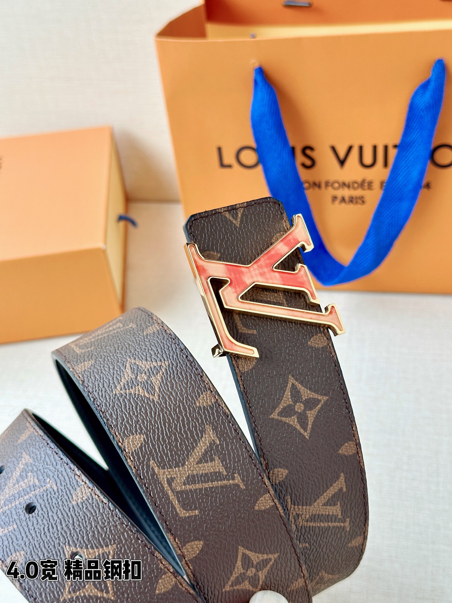 LV 4.0cm经典老花腰带，Monogram老花涂层帆布复古耐看，渐变珐琅LV钢扣精致吸睛，4.0cm