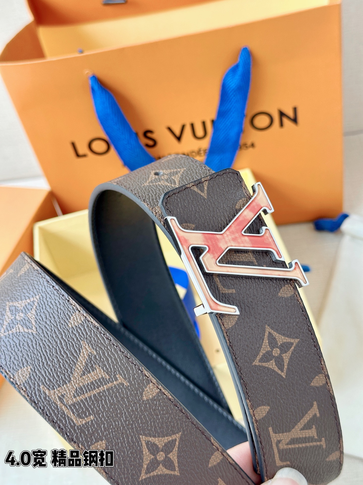 LV 4.0cm经典老花腰带，Monogram老花涂层帆布复古耐看，渐变珐琅LV钢扣精致吸睛，4.0cm
