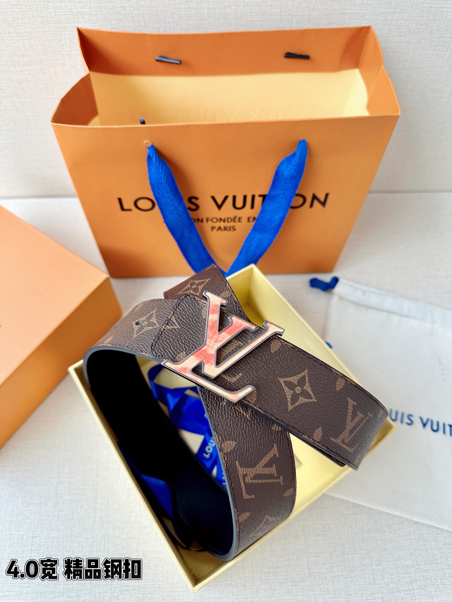 LV 4.0cm经典老花腰带，Monogram老花涂层帆布复古耐看，渐变珐琅LV钢扣精致吸睛，4.0cm