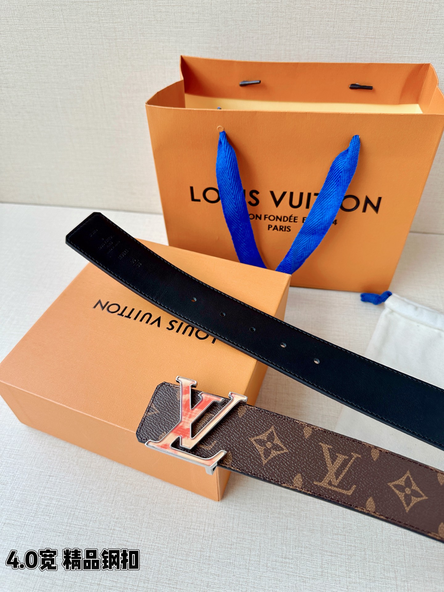 LV 4.0cm经典老花腰带，Monogram老花涂层帆布复古耐看，渐变珐琅LV钢扣精致吸睛，4.0cm