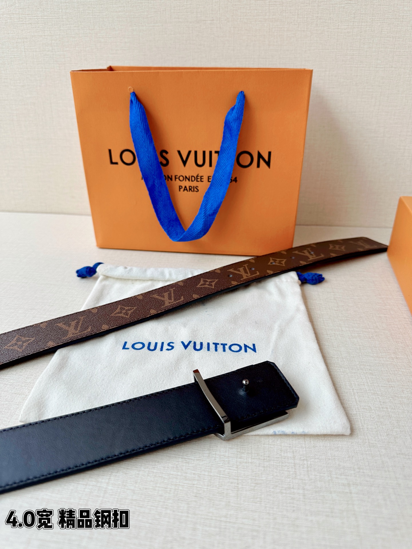 LV 4.0cm经典老花腰带，Monogram老花涂层帆布复古耐看，渐变珐琅LV钢扣精致吸睛，4.0cm