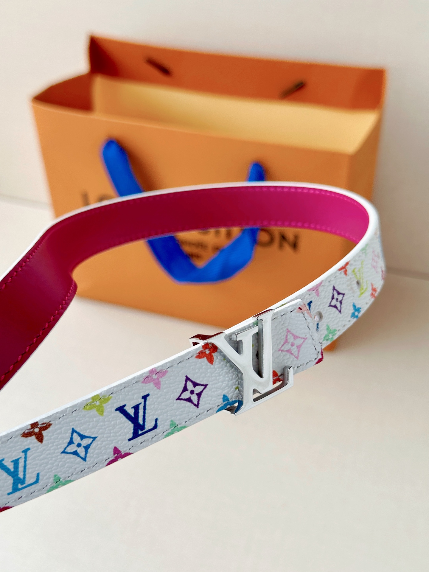 LV 2.0cm白彩老花细腰带，白底彩色Monogram活泼亮眼，精品钢扣精致小巧，2.0cm细版显腰线