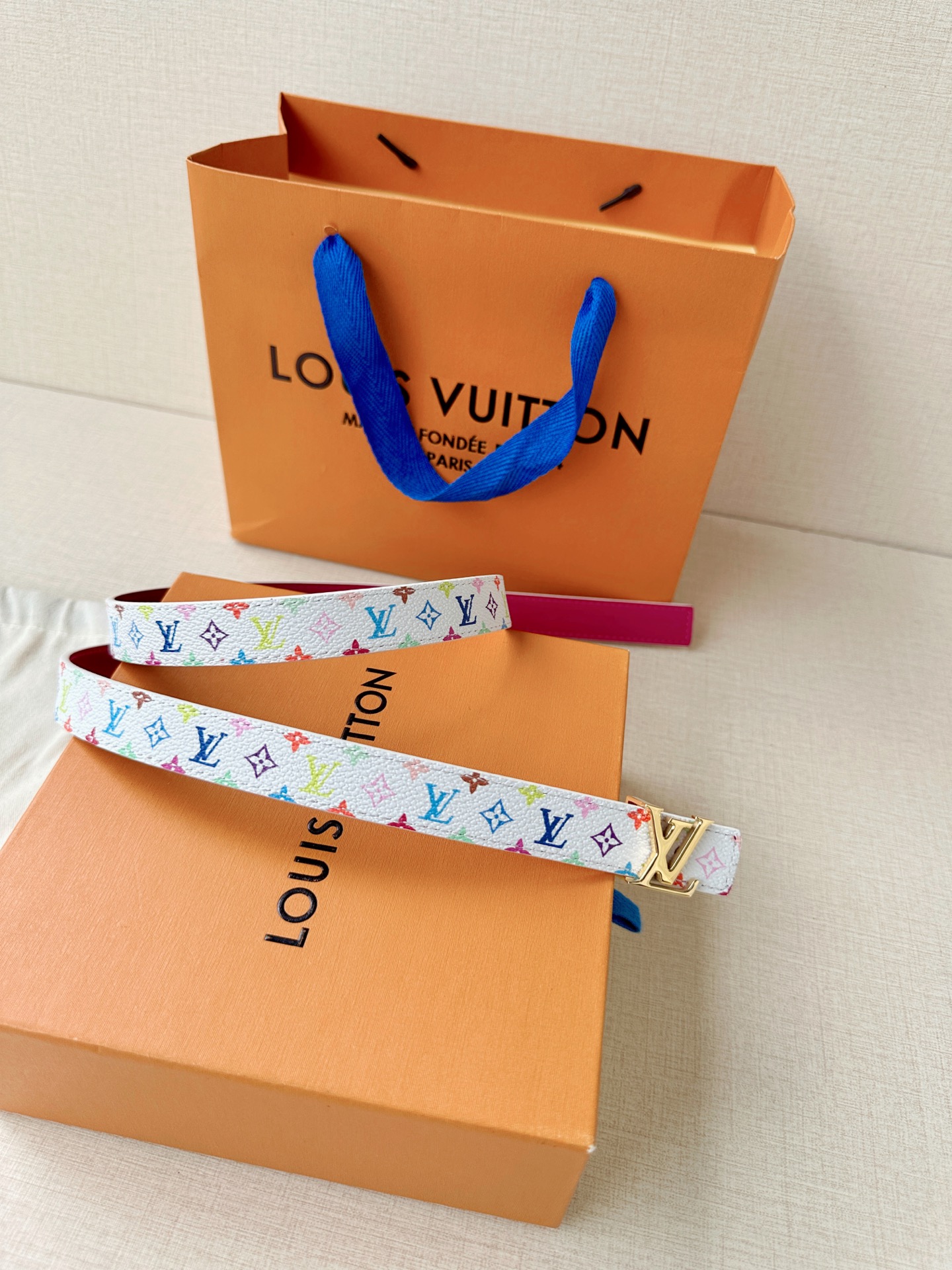 LV 2.0cm白彩老花细腰带，白底彩色Monogram活泼亮眼，精品钢扣精致小巧，2.0cm细版显腰线