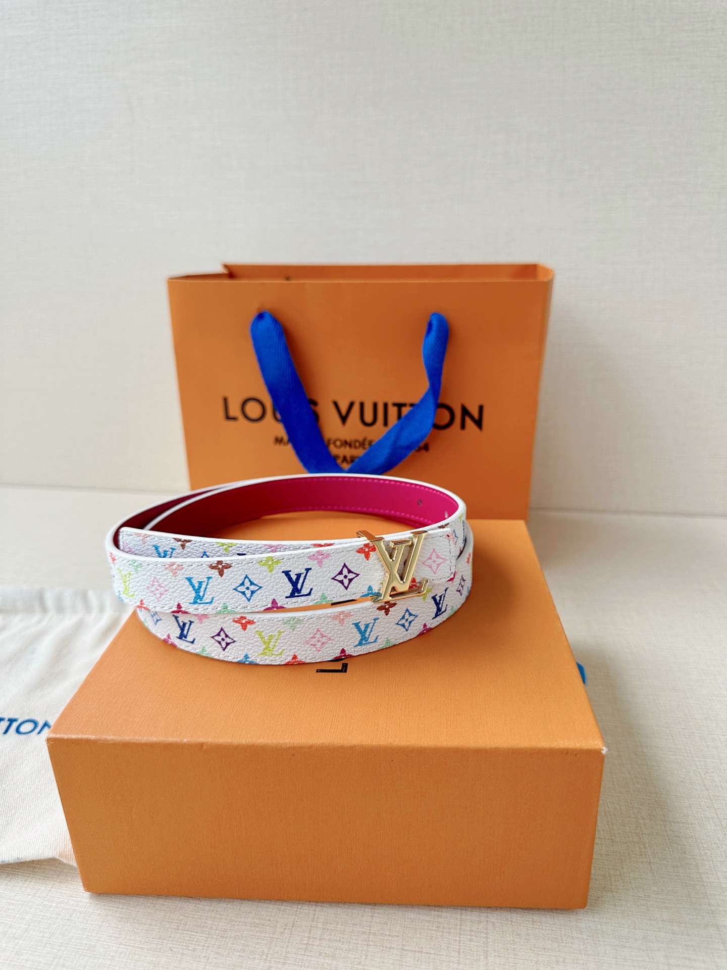 LV 2.0cm白彩老花细腰带，白底彩色Monogram活泼亮眼，精品钢扣精致小巧，2.0cm细版显腰线
