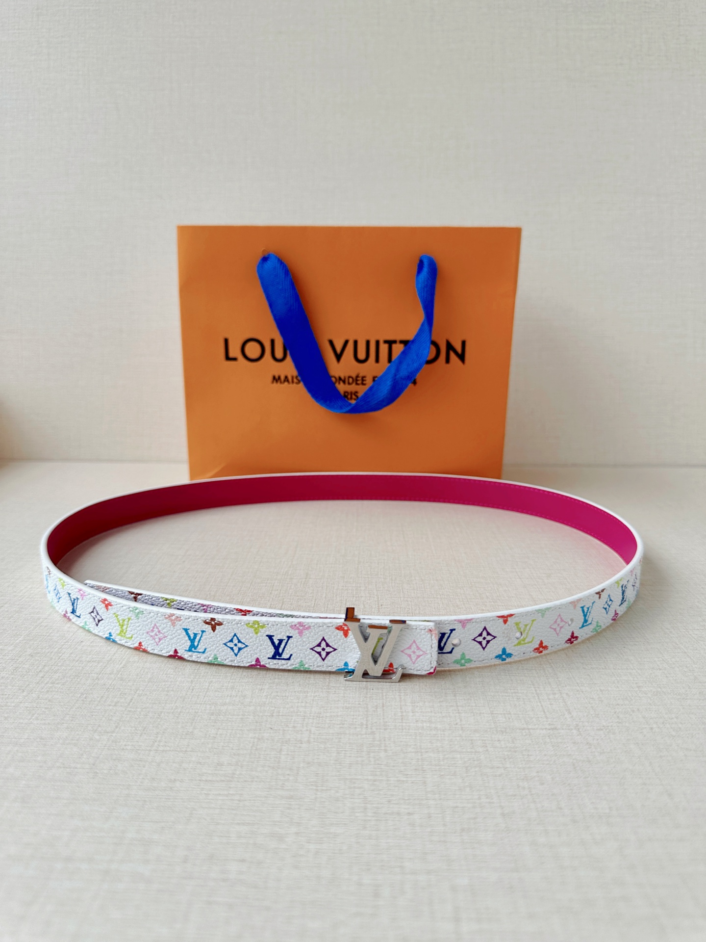 LV 2.0cm白彩老花细腰带，白底彩色Monogram活泼亮眼，精品钢扣精致小巧，2.0cm细版显腰线