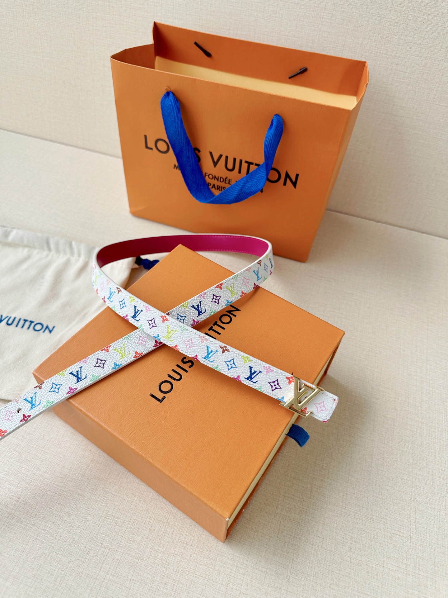 LV 2.0cm白彩老花细腰带，白底彩色Monogram活泼亮眼，精品钢扣精致小巧，2.0cm细版显腰线