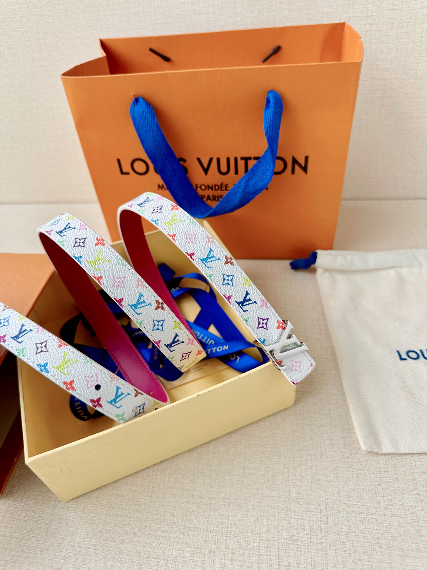 LV 2.0cm白彩老花细腰带，白底彩色Monogram活泼亮眼，精品钢扣精致小巧，2.0cm细版显腰线
