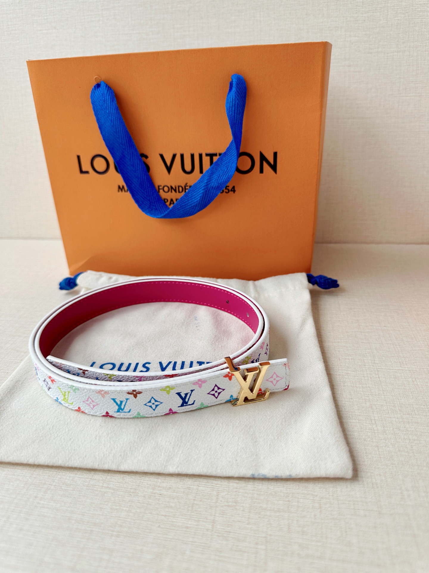 LV 2.0cm白彩老花细腰带，白底彩色Monogram活泼亮眼，精品钢扣精致小巧，2.0cm细版显腰线