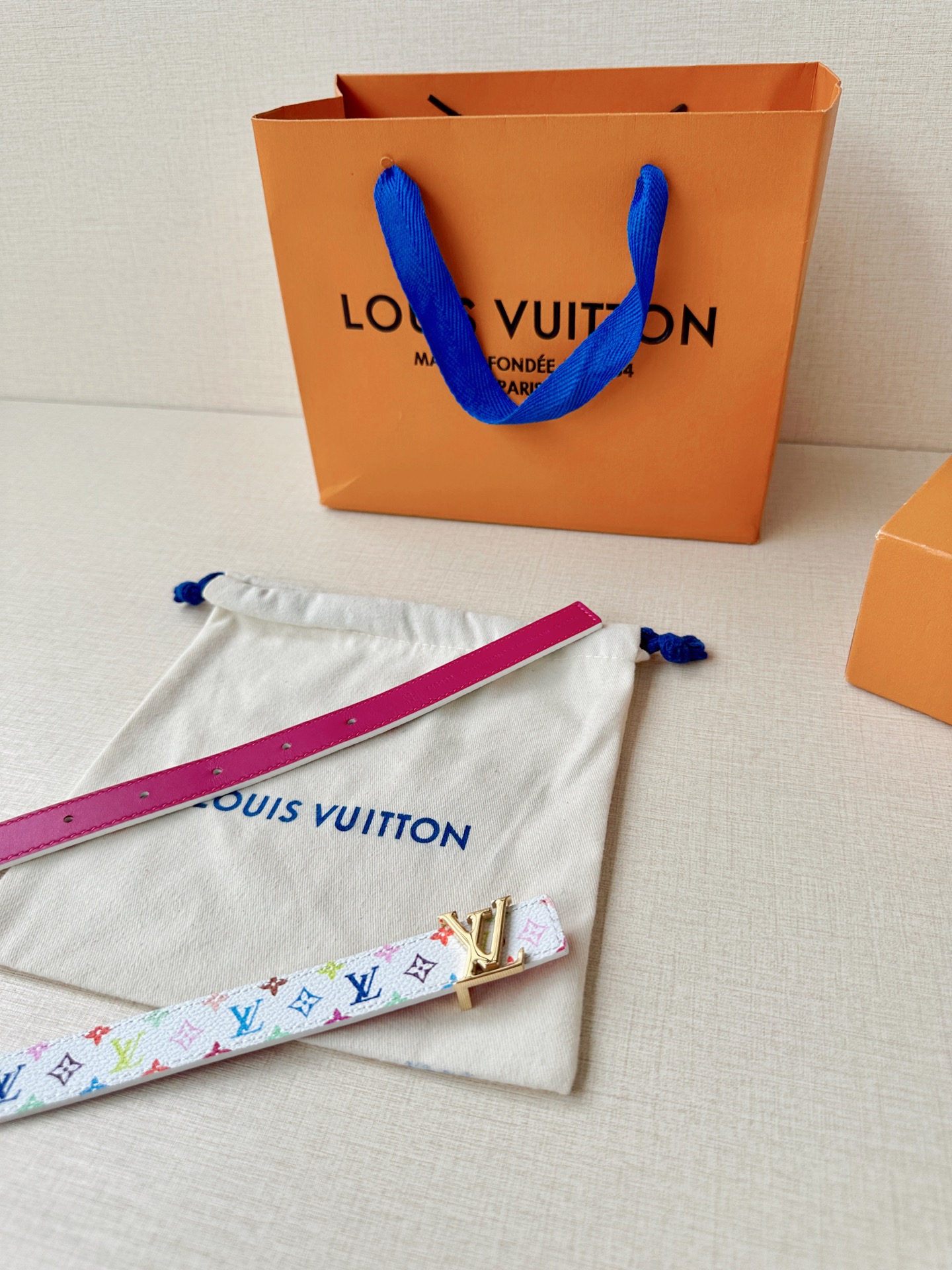LV 2.0cm白彩老花细腰带，白底彩色Monogram活泼亮眼，精品钢扣精致小巧，2.0cm细版显腰线