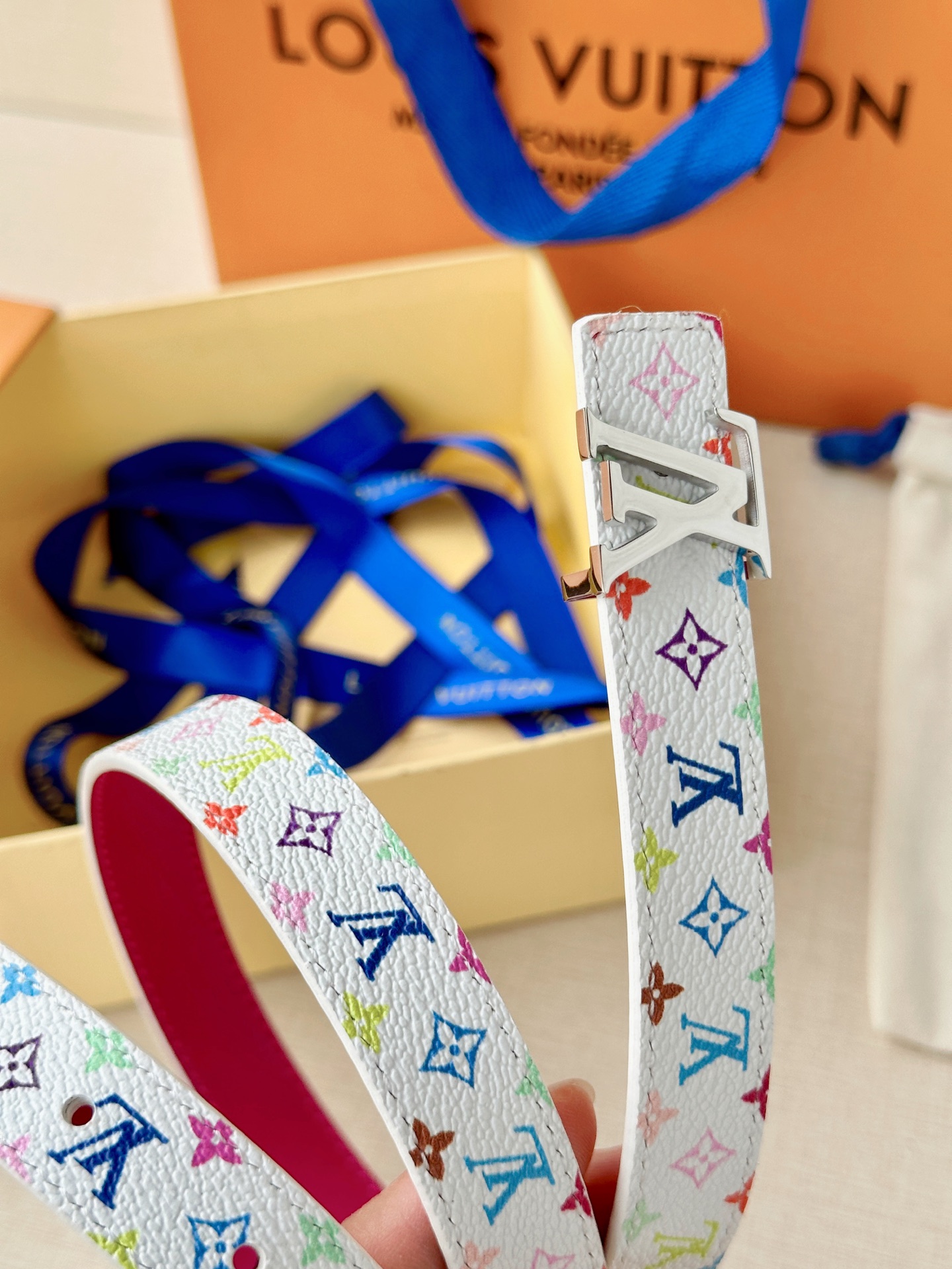 LV 2.0cm白彩老花细腰带，白底彩色Monogram活泼亮眼，精品钢扣精致小巧，2.0cm细版显腰线