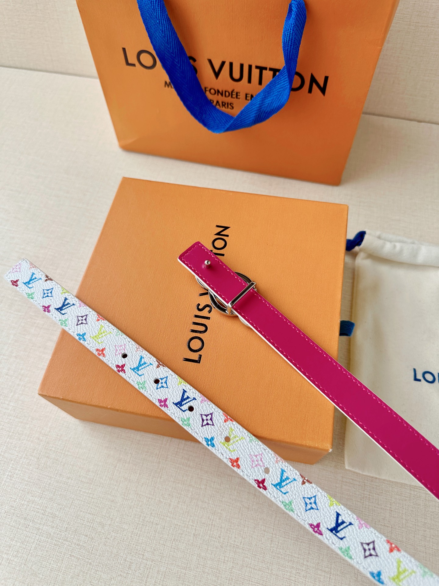LV 2.0cm白彩老花细腰带，白底彩色Monogram清新亮眼，三圆拼接铜扣精致特别，2.0cm细版显
