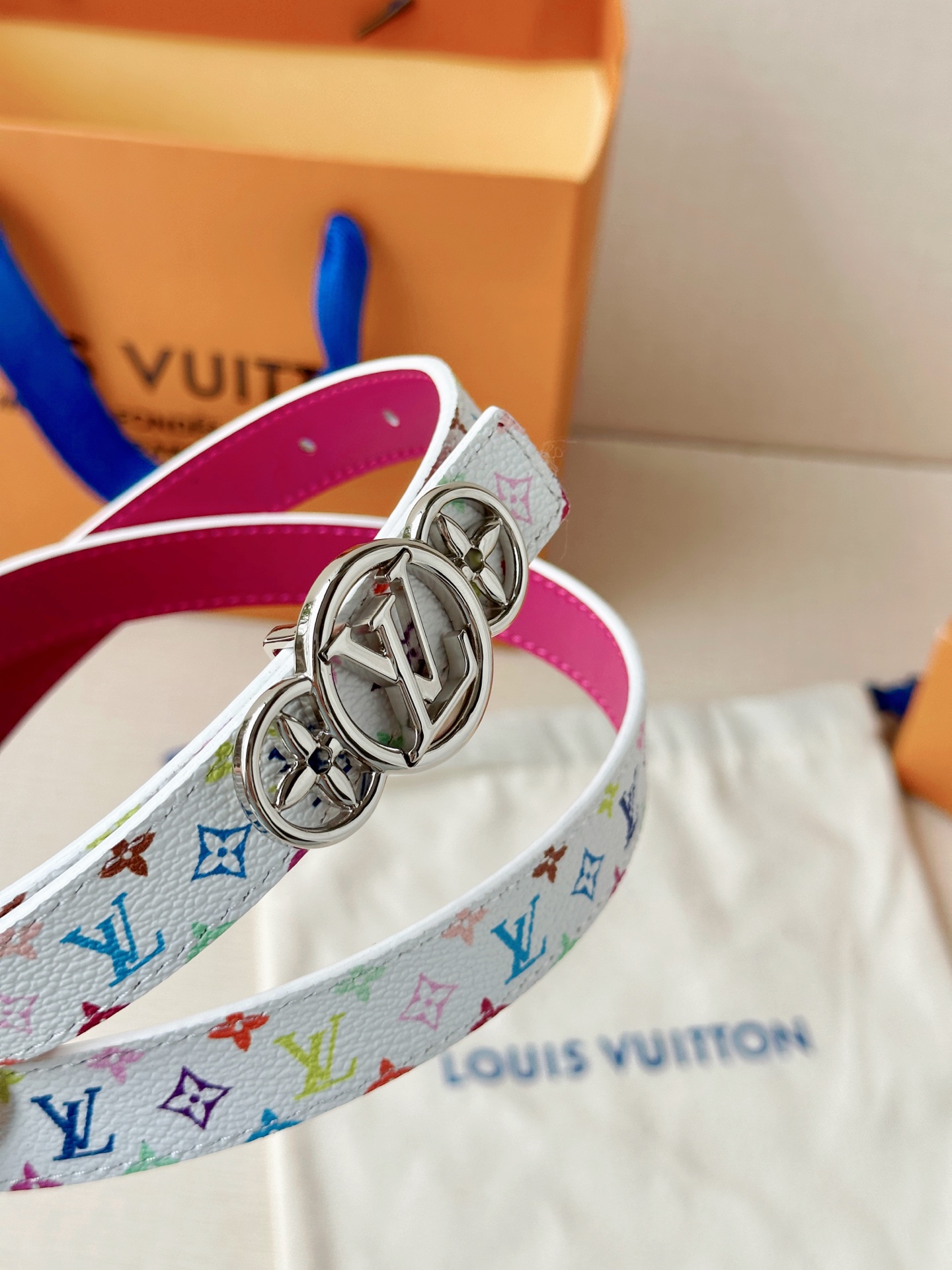 LV 2.0cm白彩老花细腰带，白底彩色Monogram清新亮眼，三圆拼接铜扣精致特别，2.0cm细版显