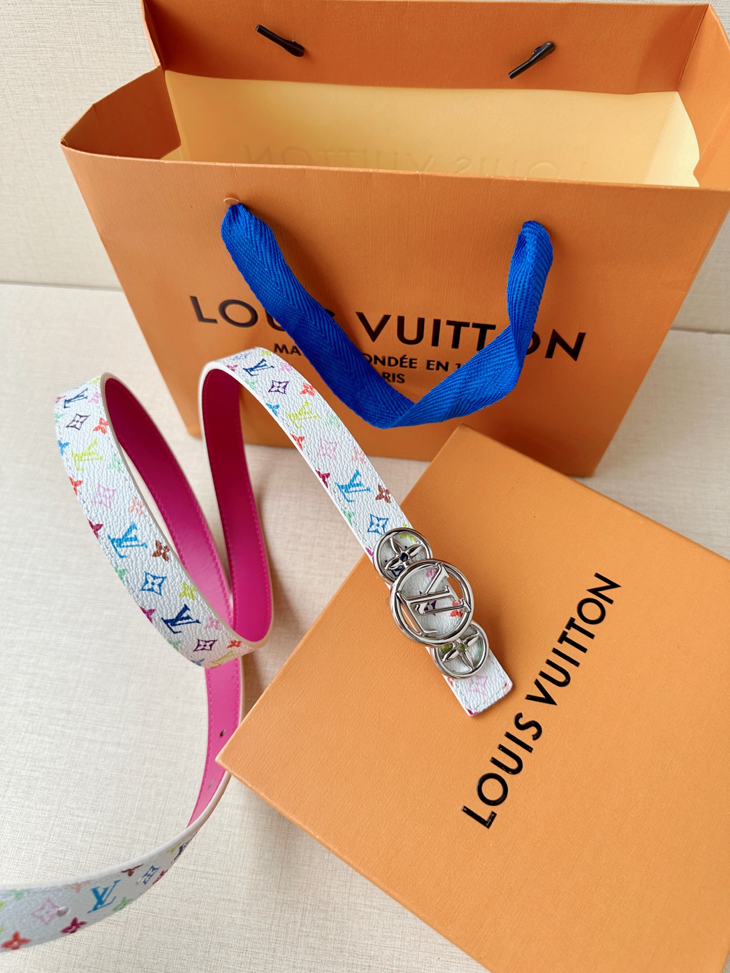 LV 2.0cm白彩老花细腰带，白底彩色Monogram清新亮眼，三圆拼接铜扣精致特别，2.0cm细版显