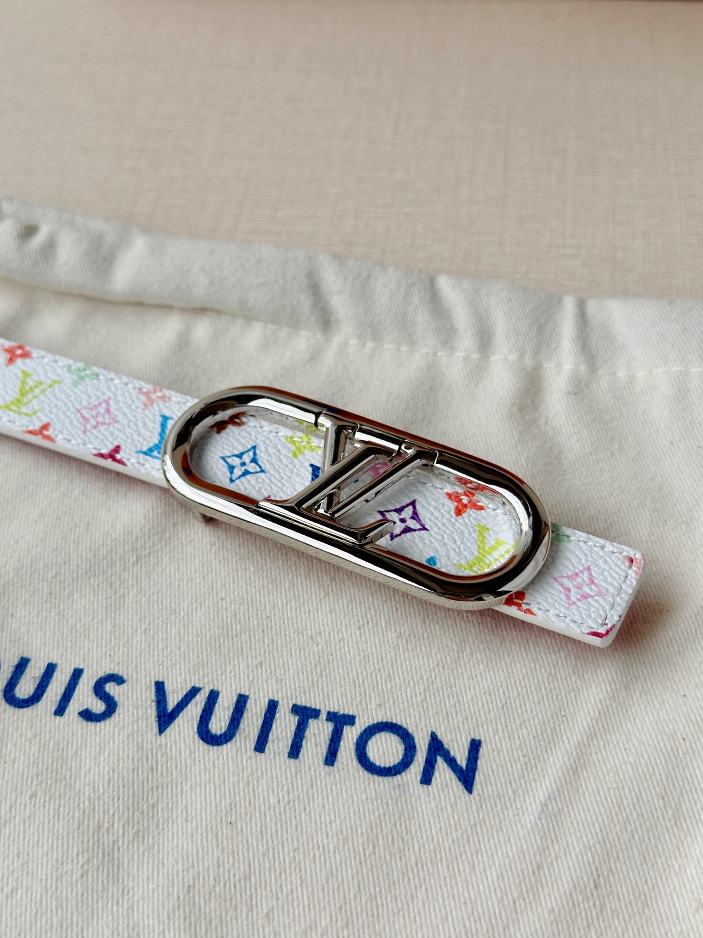 LV 2.0cm白彩老花细腰带，白底彩色Monogram元气满满超吸睛，椭圆金扣精致温柔，2.0cm细版