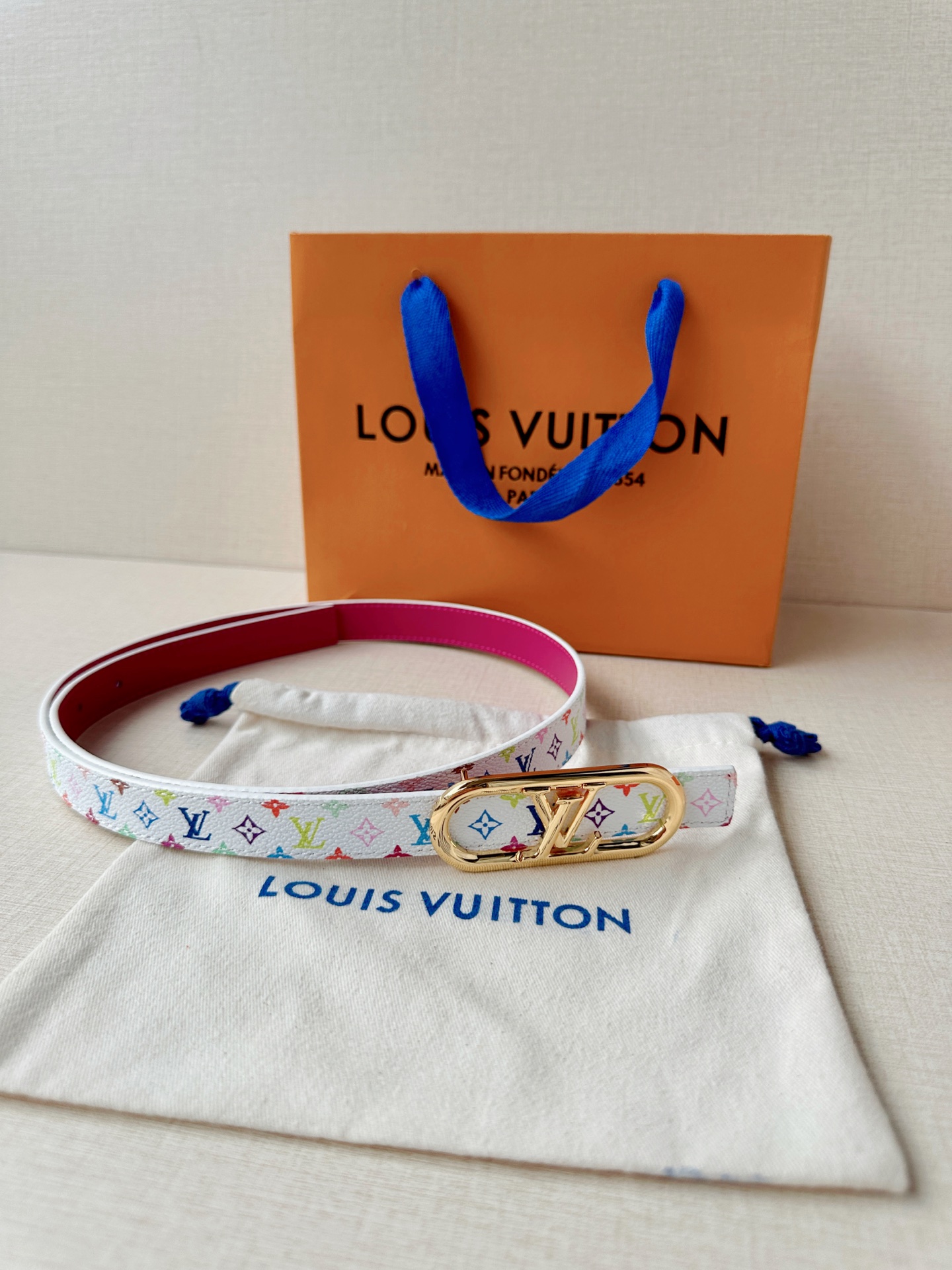 LV 2.0cm白彩老花细腰带，白底彩色Monogram元气满满超吸睛，椭圆金扣精致温柔，2.0cm细版