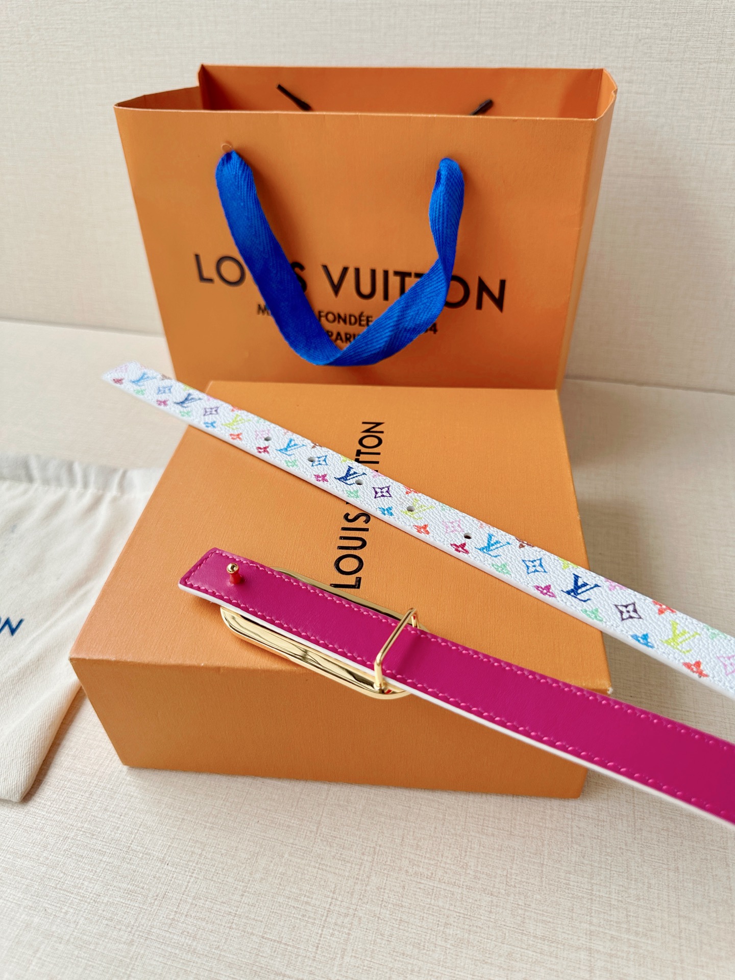 LV 2.0cm白彩老花细腰带，白底彩色Monogram元气满满超吸睛，椭圆金扣精致温柔，2.0cm细版